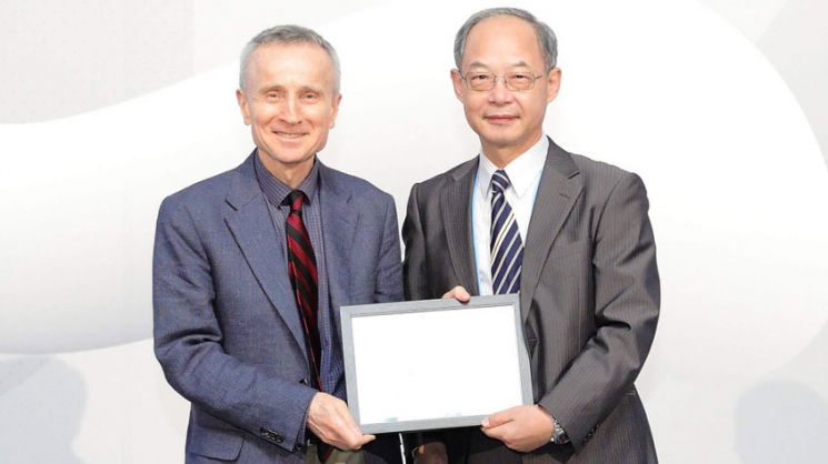 Tezduyar receives APACM's Computational Mechanics Award